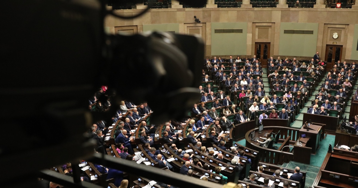 najnowszy sondaż Tak Polacy chcą głosować w wyborach Kłopoty Hołowni