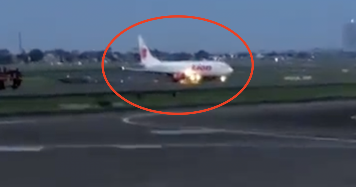 Chwile grozy na pokładzie Boeinga 737 Silnik zapalił się w locie WIDEO