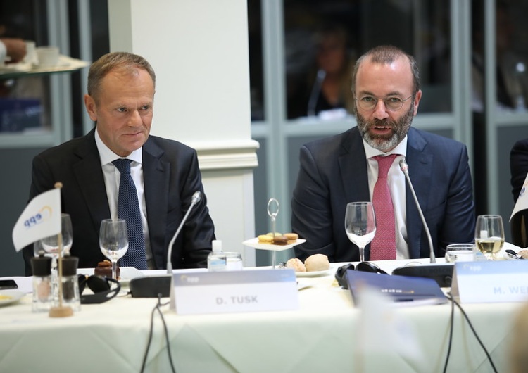 Niemiecki europoseł Manfred Weber wprost przyznaje że razem z Tuskiem