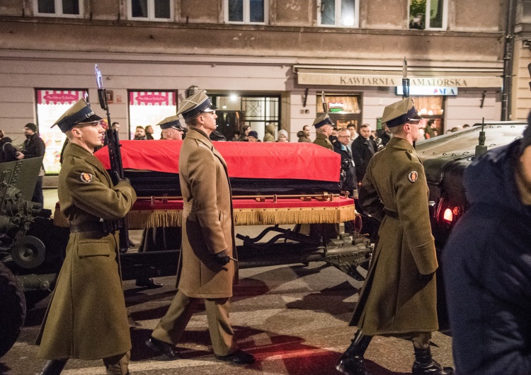 Fotorelacja Żegnamy Jana Olszewskiego Trumna została przeniesiona do