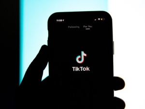 Włochy: Śmierć 10-latki po próbie wykonania challenge'u na TikToku. Rząd blokuje aplikację