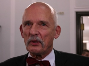 Korwin-Mikke ukarany naganą. Chodzi o jego szokujący wpis o pedofilii i wypadkach drogowych