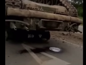 W transporcie zgubiono czołg. Leży bezradnie i nie może wstać [WIDEO]