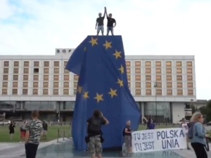 [VIDEO] A tak dzicz znów skakała po Pomniku Ofiar Katastrofy Smoleńskiej