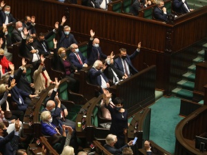 [SONDAŻ] Polacy ocenili pracę ministrów. Kto cieszy się największą popularnością?