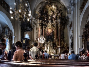 Profanacja kościoła. Sprawcy rozbili tabernakulum i rozsypali hostie