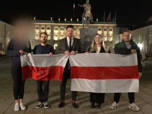 „Bronicie granicy przed prowokacjami”. Młodzi Białorusini ryzykując represjami dziękują polskiej Straży Granicznej [WIDEO]