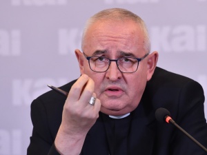 Bp Jarecki: Jeżeli środowiska LGBT wyrażą wolę zaangażowania w synod, nie wykluczymy ich