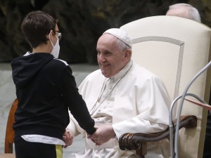 [video] Chłopiec podszedł do Franciszka. To, co stało się potem, wzruszyło wielu