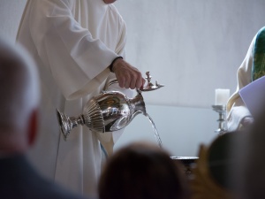 Znaczna liczba muzułmańskich uchodźców przyjmuje chrzest w Austrii