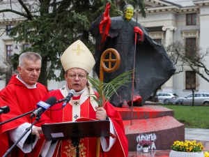 Abp Ryś o dewastacji pomnika: Stałem i nie wiedziałem, co mam robić, ale usłyszałem w sobie pytanie: co by zrobił JP2? #SolidarnizJPII