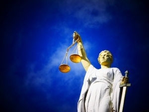 Pracownicy skarbówki walczą przed sądem o zaległe podwyżki płac
