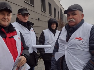 Akcja promocyjna Solidarności pod zakładem Sokołów w Jarosławiu