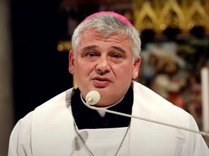 Kard. Krajewski otworzył w Neapolu łaźnię i pralnię Papieża Franciszka