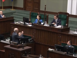 [WIDEO] Gorąco w Sejmie: Krzysztof Bosak wyłączył mikrofon Antoniemu Macierewiczowi