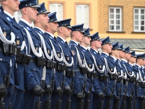 Emeryci chcą kierować służbami mundurowymi. Solidarność protestuje