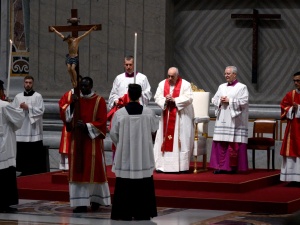 Liturgia Męki Pańskiej w Watykanie: Prawdziwą wszechmocą Boga jest całkowita niemoc Kalwarii