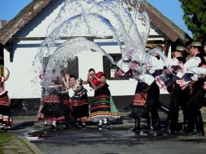 Oktawa Wielkiej Nocy. Wielkanocny Poniedziałek i jego obyczaje - śmigus oraz dyngus 