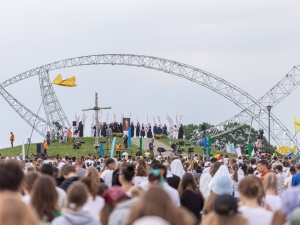 Bp Ważny do młodych na Lednicy: Dlaczego uciekasz z domu? Dlaczego odchodzisz z Kościoła? [video]