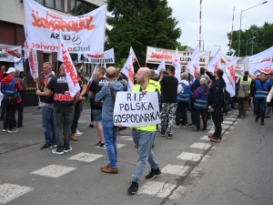 Solidarność jednoczy się, by podjąć walkę. Związkowcy z S i pracownicy protestowali przeciwko zamknięciu Walcowni Rur Andrzej