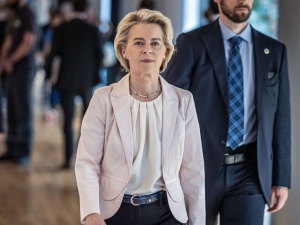 Europosłowie PiS wręczyli von der Leyen raport o polskich stratach wojennych