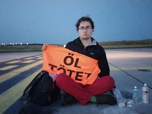 Paraliż na niemieckim lotnisku. Aktywiści przykleili się do asfaltu
