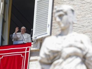 Franciszek na Anioł Pański: Komunia św. uczy nas przeżywania każdego gestu miłości jako daru łaski