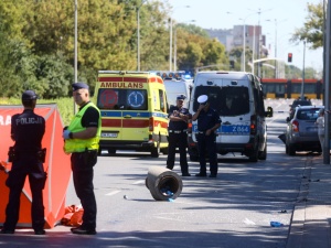 Dramat w Warszawie: Samochód wjechał w przystanek