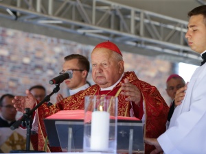 Kard. Dziwisz w KL Auschwitz: św. Maksymilian stanąłby dziś w pierwszym szeregu obrońców ludzkiego życia 