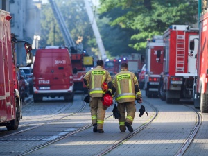 Potężny pożar w Poznaniu. Trwają poszukiwania 2 strażaków, jest wielu rannych