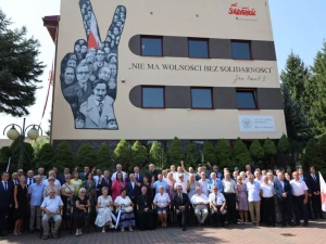 „Nie ma wolności bez Solidarności”. Na budynku rzeszowskiej „S” odsłonięto wyjątkowy mural