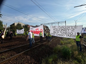 Kolejarze zablokowali tory w Katowicach. Protestują przeciwko zwolnieniom [WIDEO]