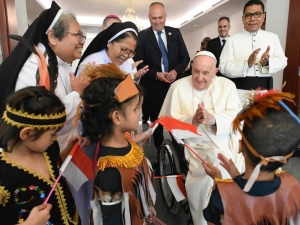 Franciszek w Indonezji. Papieska pielgrzymka zanurzeniem w Kościołach „poza centrum”