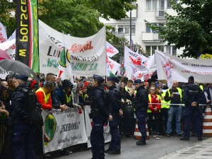 „Będziemy bronić naszych zakładów pracy”. Górnicy i energetycy z zakładów GK Enea pikietowali w Warszawie