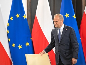 Tusk tłumaczy się z pozaprawnych działań ws. kontrasygnaty. Ekspert: Tak się nie rządzi