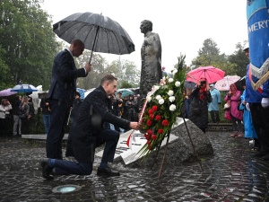 Wieńce i modlitwa o rychła kanonizację. S oddała hołd bł. ks. Popiełuszce w 77. rocznicę urodzin kapłana