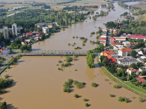 Trwa heroiczna walka. Mieszkańcy Oławy przygotowują się na nadejście fali powodziowej