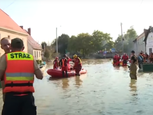 Ewakuacja mieszkańców Lewina Brzeskiego. Większość miejscowości znajduje się pod wodą