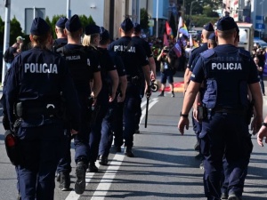 Sześciu uzbrojonych policjantów zatrzymywało chłopaka, który napisał o TVP i szabrownikach