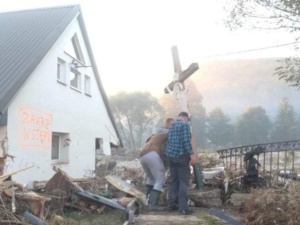 Nowy prezes Młodzieży Wszechpolskiej po zjeździe wyborczym pojechał pomagać ofiarom powodzi