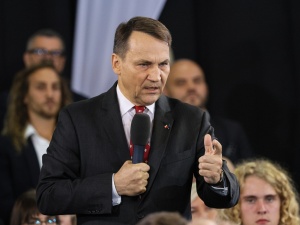 Szokujące doniesienia. Sikorski miał zabronić ambasadorom spotkać się z prezydentem