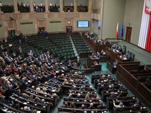 Posłowie PiS opuścili salę plenarną podczas wystąpienia Tuska. Poseł PiS wyjaśnia