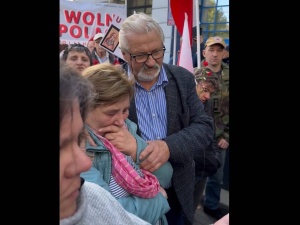 Rodzice ks. Olszewskiego pod Prokuraturą Krajową. To nagranie łamie serce