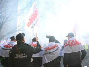 Ludzie są zdeterminowani. Funkcjonariusze i pracownicy służb publicznych protestowali przed siedzibą RDS w Warszawie