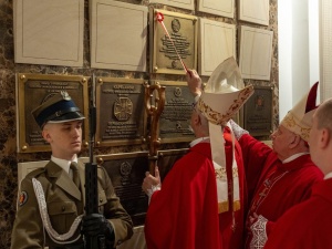 W katedrze polowej Wojska Polskiego odsłonięto tablicę upamiętniającą bł. ks. Popiełuszkę