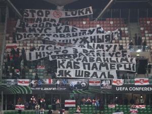 Legia Warszawa - Dynamo Mińsk. Ochrona zabrała kibicom z Białorusi transparenty uderzające w Łukaszenkę