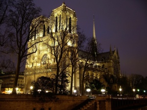 Symboliczny krok. Biją dzwony Notre Dame