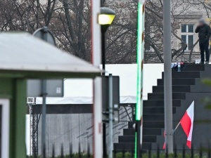 Warszawa: Mężczyzna wszedł na pomnik smoleński z przedmiotem przypominający broń [WIDEO]