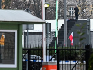 Mężczyzna, który wszedł na pomnik smoleński, trafił na obserwację psychiatryczną