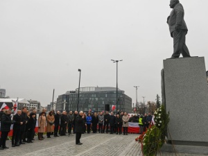 Można oblepiać pomnik smoleński prowokacyjnymi naklejkami? Jest reakcja policji